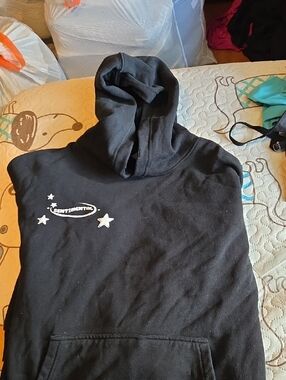 Women's Black Hoodie Sweatshirt with Star Graphic